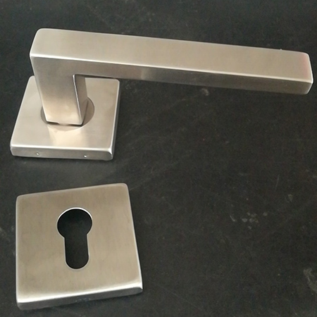 【门锁生产厂家】关于同款不同质的分体室内门锁成本分析(图)！